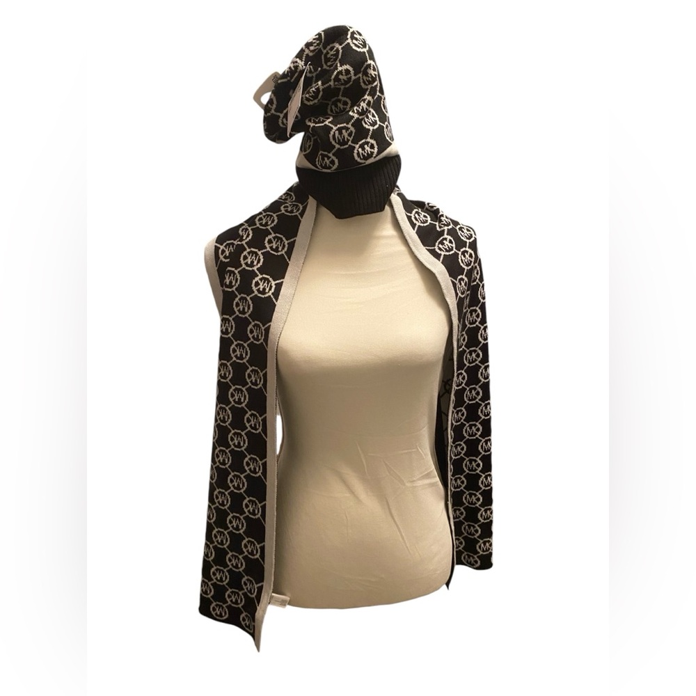 Authentic Michael Kors Set Logo Women's 2 Color Scarf Black White and hat